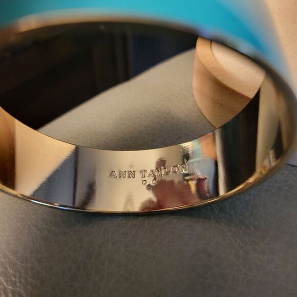 Ann Taylor Green and Gold Bracelet Jewelry - Picture 3 of 3